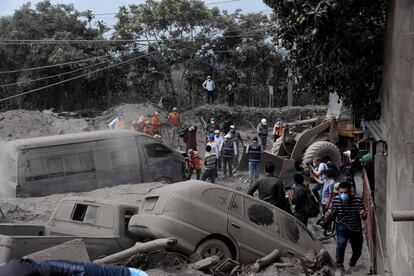 Grupos de resgate buscam vítimas em San Miguel Os Lotes, em Escuintla.