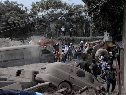 Grupos de resgate buscam vítimas em San Miguel Os Lotes, em Escuintla.