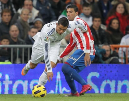 Cristiano Ronaldo se lleva el balón ante Reyes.