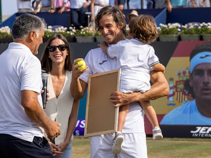 Feliciano López con su hijo Darío en brazos y su mujer Sandra Gago en el centro de la pista central del Mallorca Country Club.