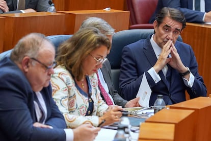 El consejero de Medio Ambiente de Castilla y León, Juan Carlos Suárez-Quiñones, a la derecha, durante la sesión plenaria en las Cortes este martes, en Valladolid. 