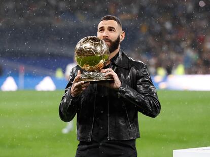 Benzema muestra el Balón de Oro a los aficionados del Santiago Bernabéu.