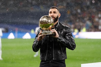 Benzema muestra el Balón de Oro a los aficionados del Santiago Bernabéu.