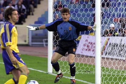 Casillas se estrenó con la selección absoluta el 3 de junio del año 2000 en un amistoso entre España y Suecia que terminó con empate a uno.