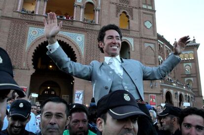 Leonardo Hern&aacute;ndez sale a hombros en la plaza de Las Ventas.