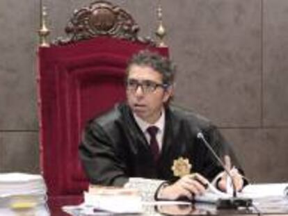 El juez Marcos Bermúdez al inicio del juicio, el pasado 22 de enero, por la demanda que la Asociación de Usuarios de Bancos, Cajas y Seguros (Adicae) ha planteado contra la aportaciones financieras conocidas como deuda subordinada perpetua, emitida por Eroski y que comercializó BBVA. EFE/Archivo