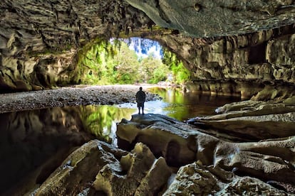 Una de los túneles de roca que forma el río Oparara en el parque nacional de Kahurangi, en Nueva Zelanda.