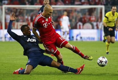 Patrice Evra intenta frenar el lanzamiento de Robben, que acabó en gol.
