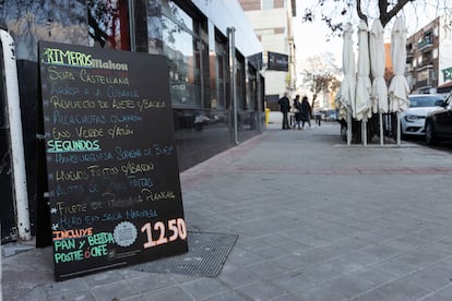 En la foto, la pizarra del menú del restaurante Tómate el placer, en el polígono de Julián Camarillo, en el este de Madrid. Conocido popularmente como el Tomate, está regentado desde hace nueve años por Jorge Chen, de 35 años. "Servimos comida española, la cocinera es española, los camareros, españoles o de origen latino, aquí lo único chino somos mi pareja y yo", aclara Chen, nacido en España.