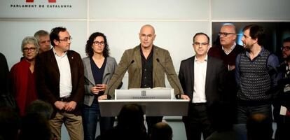 Raül Romeva y miembros de Junts pel Sí durante la presentación del preacuerdo.