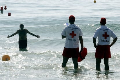 Vigilantes avisan a un hombre de que  estaba prohibido bañarse durante la búsqueda del pez golfar.