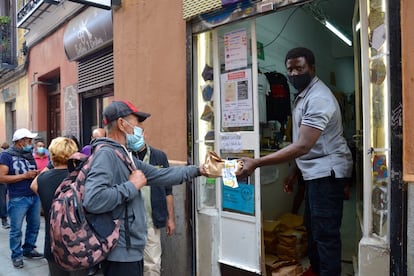 Moussa Diop, voluntario, comienza la distribución de los paquetes de comida donada por la ONG World Central Kitchen.