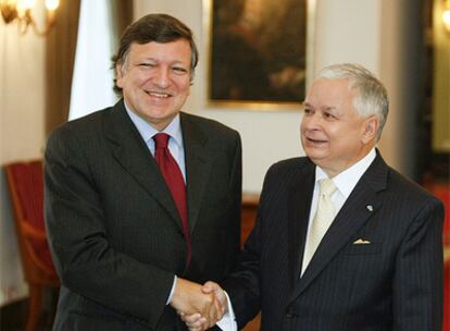 El presidente de la Comisión Europea, Jose Manuel Durao Barroso, y el presidente de Polonia, Lech Kaczynski