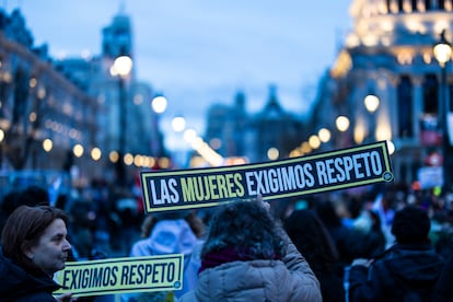 "Las mujeres exigimos respeto" es uno de los carteles que se han visto en una de las marchas de Madrid.
