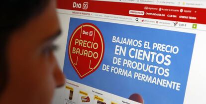 Una usuaria navega por el supermercado online de Dia.