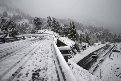 Un vehículo circula por la N-137 cubierta por la nieve, en el norte de Navarra.