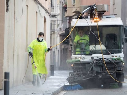 Trabajadores de la limpieza realizan su labor en una calle del barrio de Gràcia de Barcelona.