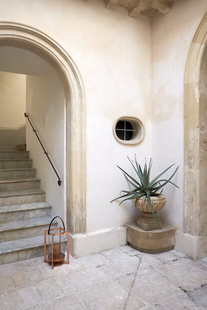 Acceso a la casa desde la planta baja. El aloe vera está plantado en un macetero que pertenece al diseño neoclásico original.