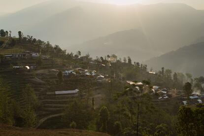 Tejados de chapas de las chozas construidas por las víctimas reverberan al sol de la mañana en las aldeas de Sindhupalchok. Sergio García González, director de Cruz Roja Española en Nepal, encargada de labores de saneamiento en ese distrito, dice que están listos para empezar a trabajar.