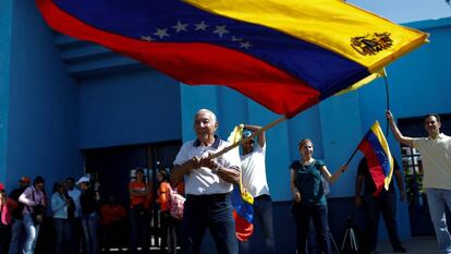 Un hombre ondea una bandera venezolana durante unas protestas en Macaraibo.