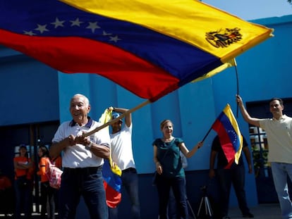 Un hombre ondea una bandera venezolana durante unas protestas en Macaraibo. 