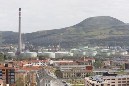 A view of the Petronor refinery from the center of Muskiz.