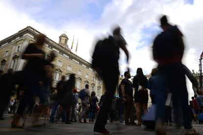 Ambiente en la plaza de Sant Jaume en Barcelona.