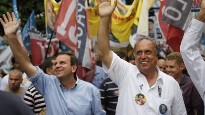 Paes e Pez&atilde;o em campanha no Rio. 