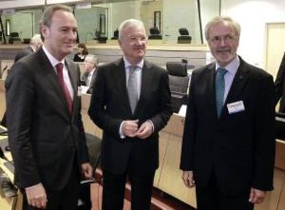 Fotografía cedida por la Generalitat de su presidente, Alberto Fabra (i), junto al del Banco Europeo de Inversiones, Werner Hoyer (d) y al de la Región de Murcia, Ramón Luis Valcárcel (c), tras la conferencia en la que ha participado hoy en el Comité de las Regiones en Bruselas.