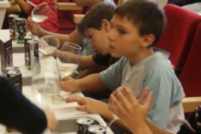 Niños realizando una cata de vino sin alcohol en la bodega Emina, del grupo Matarromera.