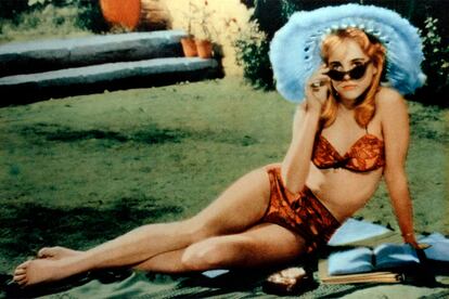 Aquí no hay playa

Sue Lyon (Lolita, Stanley Kubrick, 1962)
No le hizo falta acercarse hasta la orilla del mar a la primera Lolita de la pantalla. Le bastó el jardín de su casa y un floreado biquini para que el profesor Humbert-Humbert cayera rendido de la cabeza a los pies ante su belleza juvenil y turbadora.