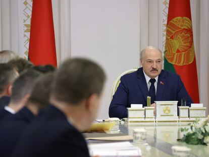 El presidente bielorruso, Aleksandr Lukashenk, reunido en el Consejo de Ministros, este jueves en Minsk.