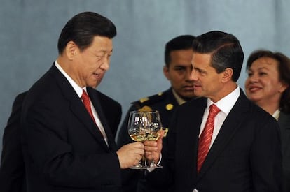 Mexican President Enrique Pe&ntilde;a Nieto (r) and his Chinese counterpart Xi Jinping make a toast during an honor dinner at the National Palace in Mexico City, on June 4.