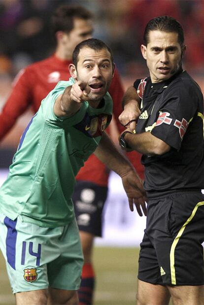 Mascherano discute con el colegiado en el duelo ante Osasuna.