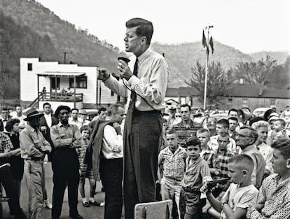 25 de abril de 1960. Subido a una silla, John Fitzgerald Kennedy se dirige a una improvisada concurrencia en el condado de Logan, en Virginia Occidental.