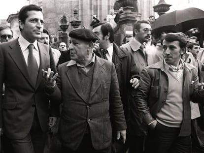 El presidente del Gobierno, Adolfo Su&aacute;rez, camina junto a un ciudadano en una calle durante su campa&ntilde;a en Galicia, en las elecciones legislativas.
 
