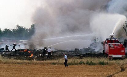 Los bomberos trabajan en las labores de extinción del fuego originado tras el accidente del Concorde el 25 de julio de 2000.