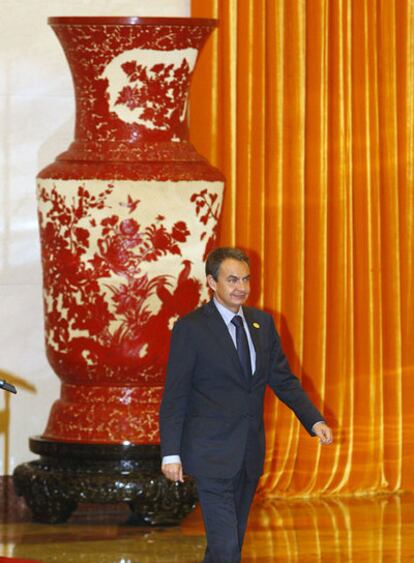 El presidente del Gobierno, José Luis Rodríguez Zapatero, a su llegada al Gran Palacio del Pueblo de Pekín, sede de la VII Cumbre Asia-Europa (ASEM).