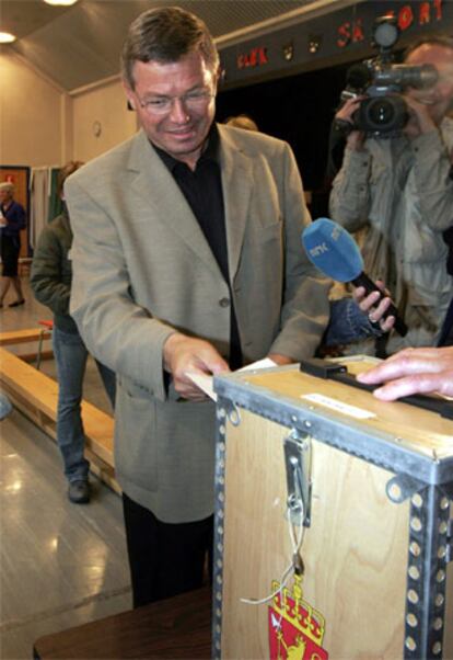 El primer ministro noruego, Kjell Magne Bondevik, depositando su voto ayer en las proximidades de Oslo.