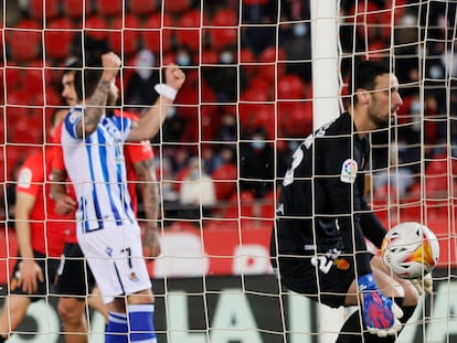 El portero del Mallorca Sergio Rico, tras el segundo gol de la Real Sociedad.