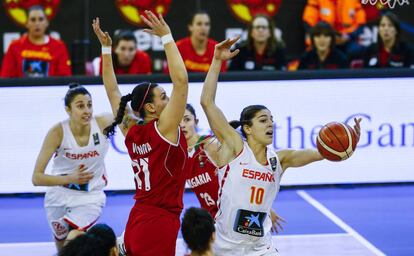 Marta Xargay intenta controlar el balón ante la defensa búlgara.