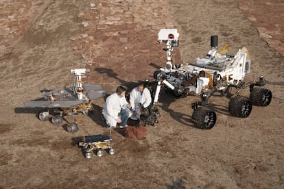 Una réplica del 'Opportunity', a la izquierda, junto a otras dos del 'Pathfinder (abajo) y el 'Curiosity (derecha).