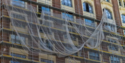 Andamios en la fachada de un edificio en rehabilitación en Madrid.