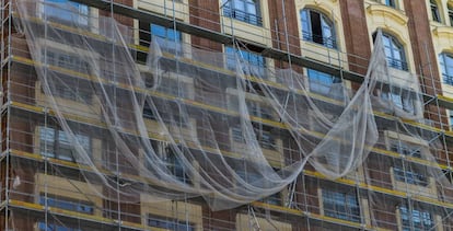 Andamios en la fachada de un edificio en rehabilitación en Madrid. 