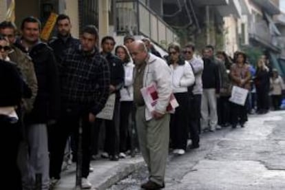 Desemplados hacen cola en una oficina del Servicio Nacional de Empleo para recoger cheques de ayuda, en Atenas (Grecia). EFE/Archivo