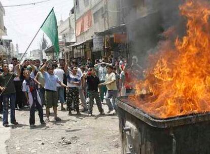 Jóvenes palestinos del campo de Ain el Helue, en Sidón, queman neumáticos en protesta por la ofensiva libanesa contra los islamistas de Fatah al Islam en el campo de Naher el Bared.