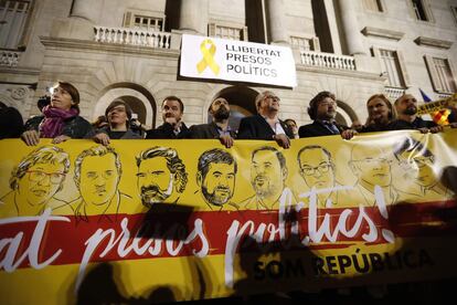 Varios representantes políticos participan en la concentración frente al Ayuntamiento de Barcelona, convocados por las entidades soberanistas.