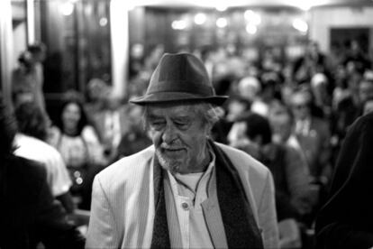 El poeta Carlos Edmundo de Ory retratatado por Tejederas en 1999.