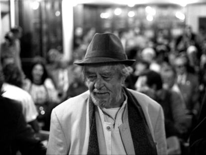 El poeta Carlos Edmundo de Ory retratatado por Tejederas en 1999.