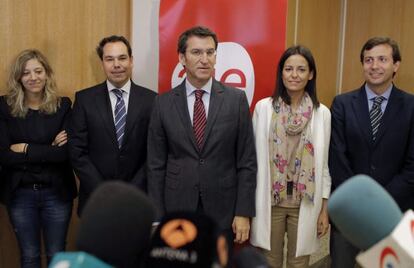 El presidente de la Xunta de Galicia y del PPdeG, Alberto Núñez Feijóo posa con los representantes Federación de Jóvenes Empresarios-AJE